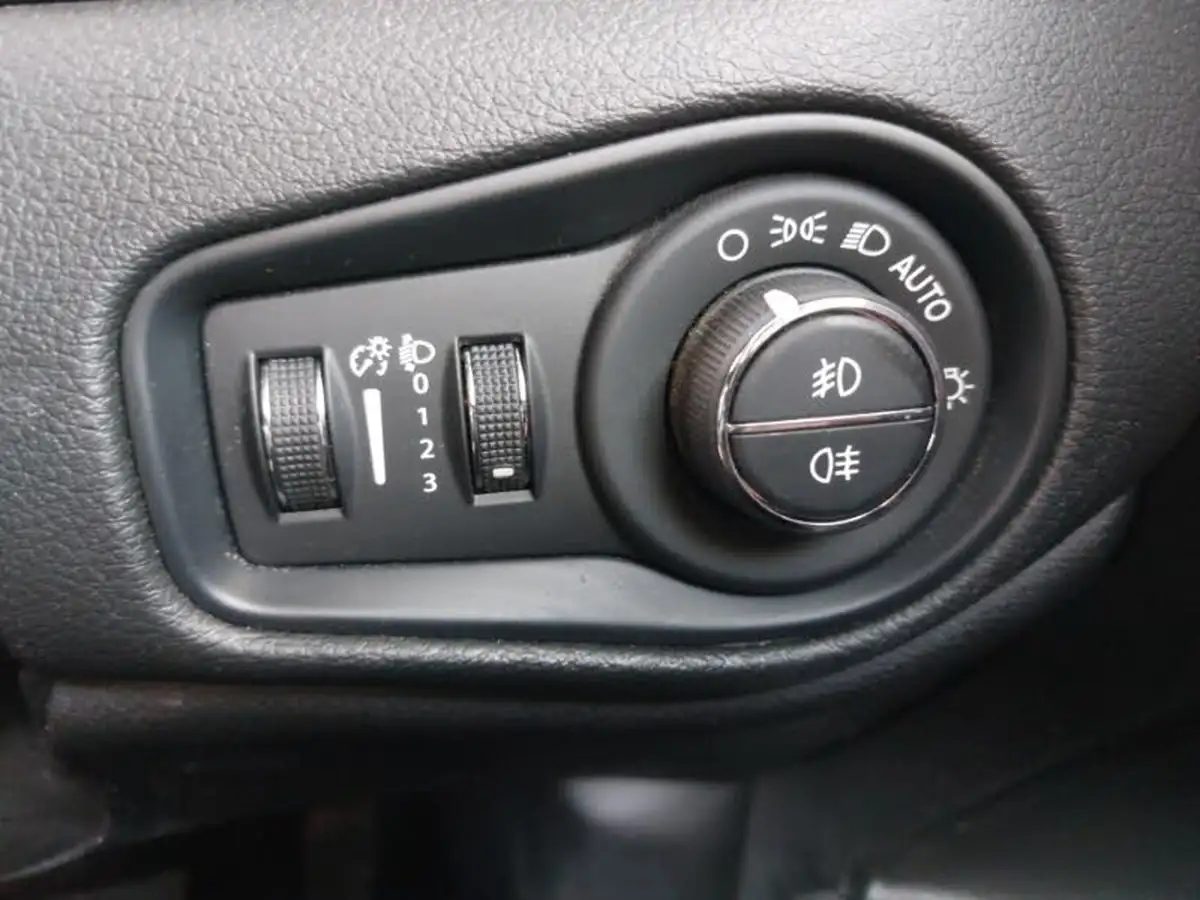 2022-jeep-renegade-13-gse-80th-anniversary-big-18