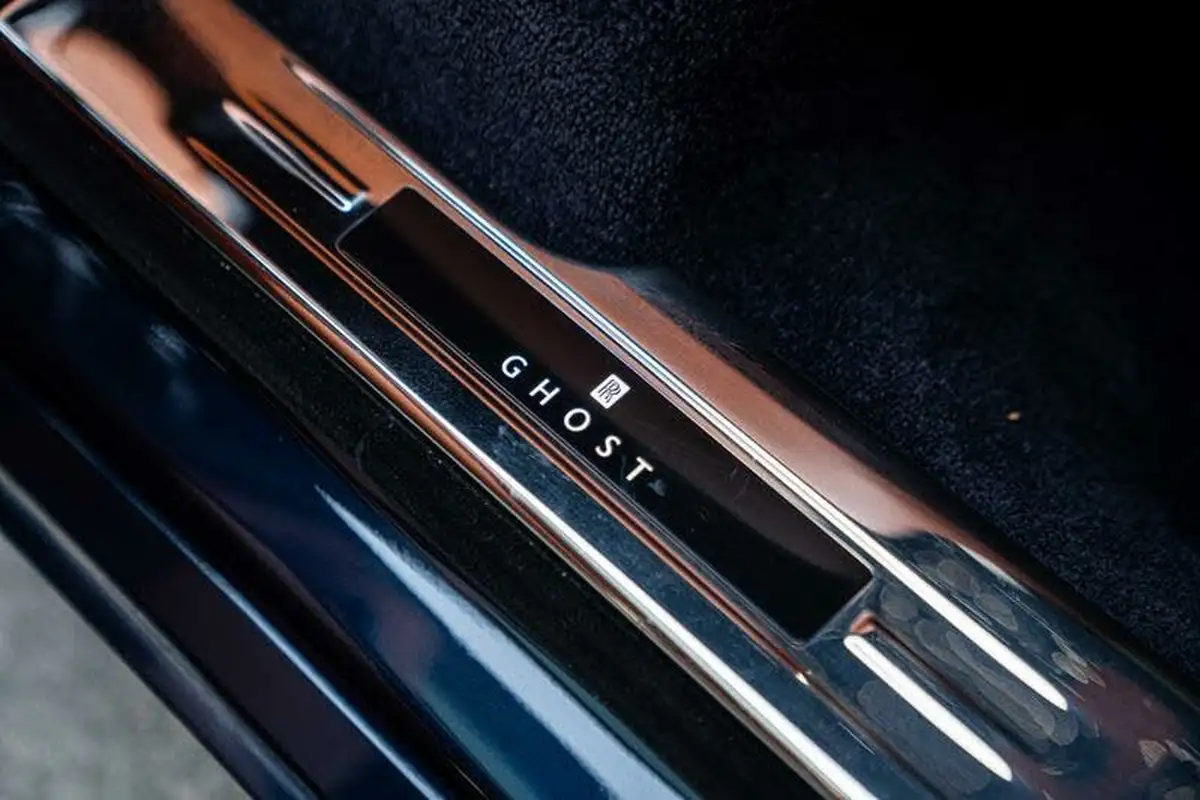 2021-rolls-royce-ghost-675-big-41