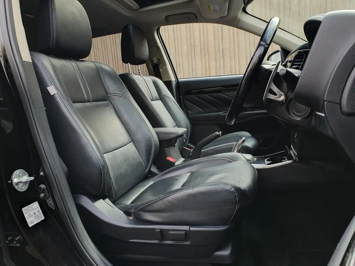 2015-mitsubishi-outlander-20-gx4h-phev-big-10