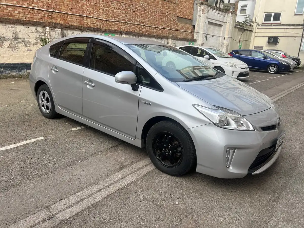 2015-toyota-prius-hybrid-big-3