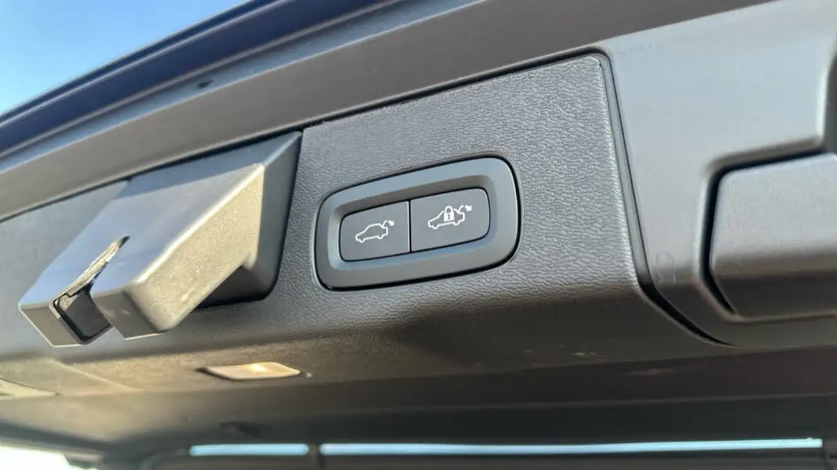 2025-volvo-xc60-20-b5-plus-black-edition-big-32