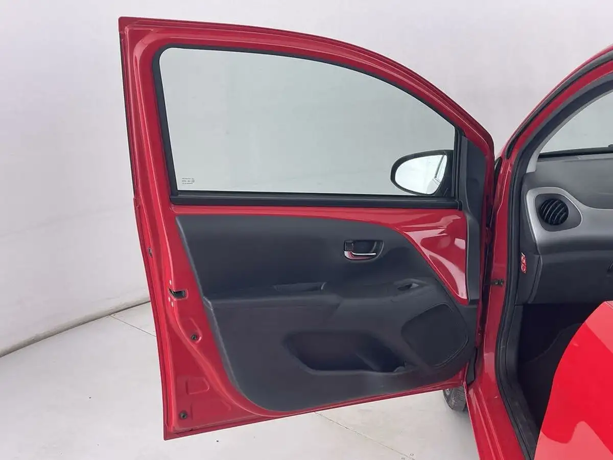 2017-toyota-aygo-10-vvt-i-x-play-71bhp-5d-big-17