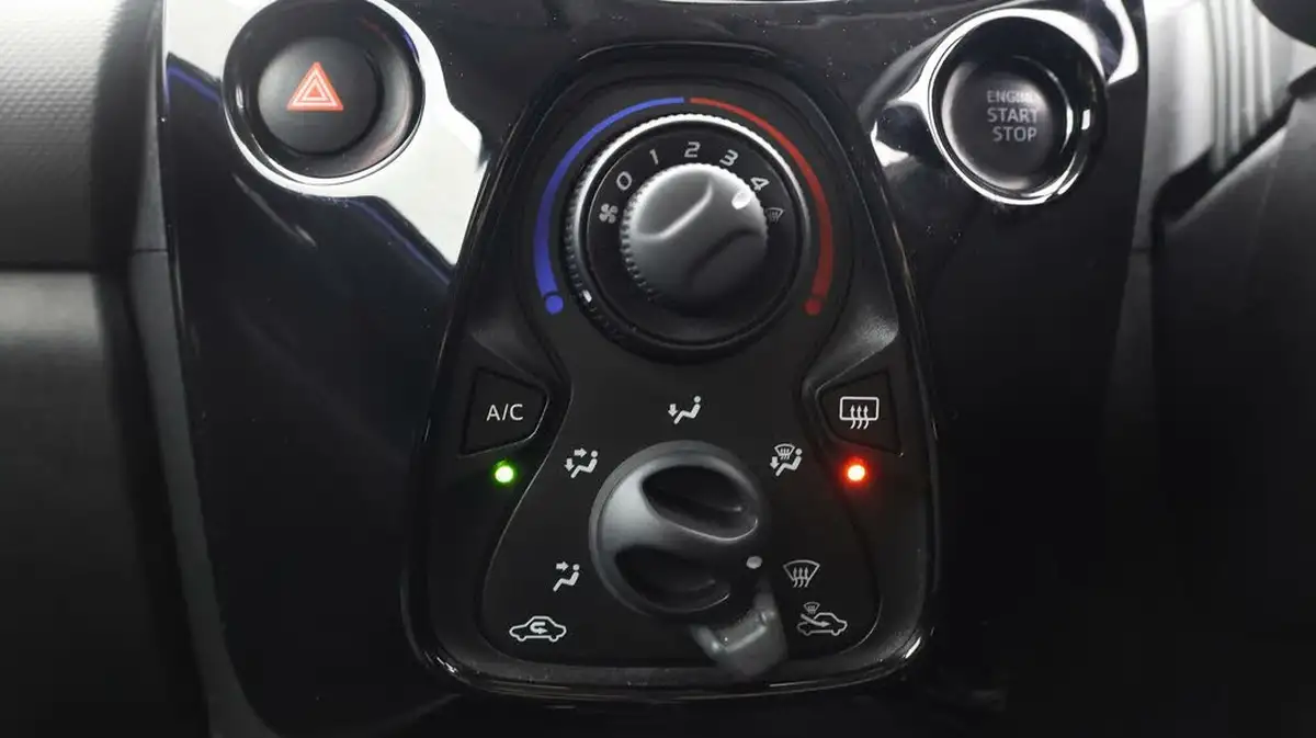 2019-peugeot-108-10-allure-hatchback-5d-big-11