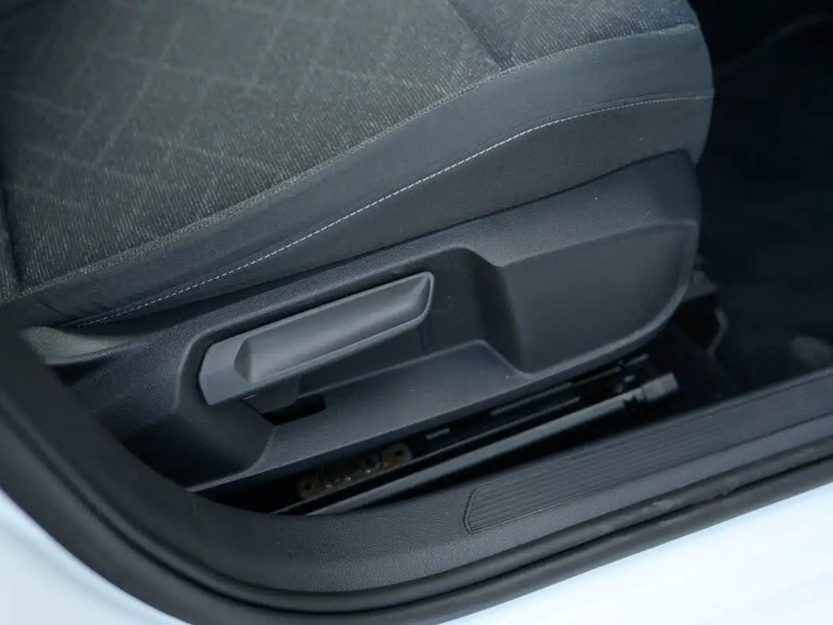 2021-volkswagen-golf-10-etsi-life-hatchback-big-27