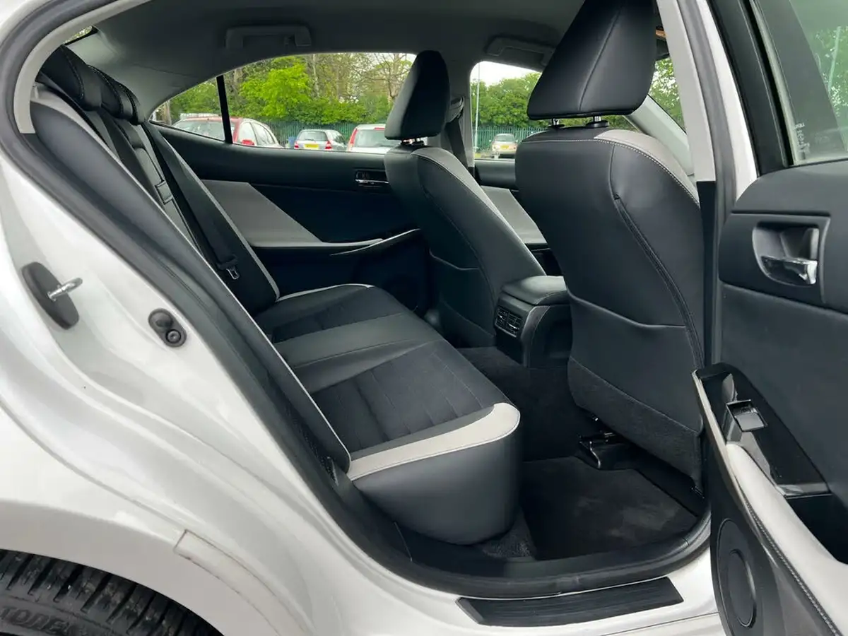 2016-lexus-is-300h-25-sport-big-8