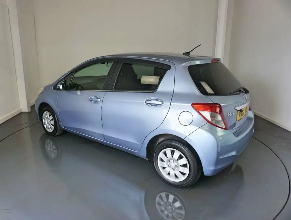 2011-toyota-yaris-big-6