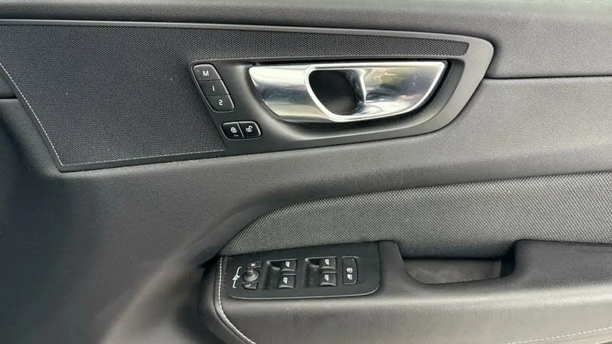 2022-volvo-xc60-20td-b4-r-design-pro-big-18