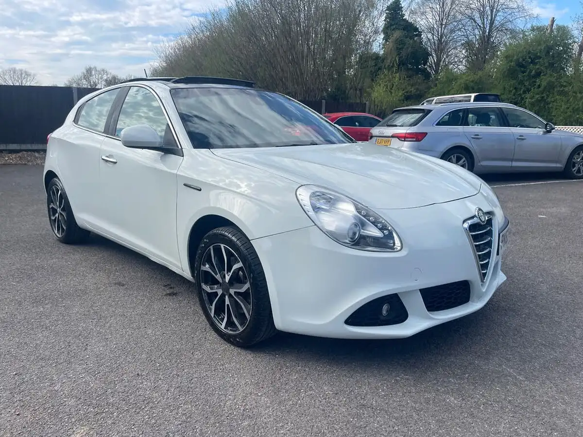 2012-alfa-romeo-giulietta-20td-lusso-170-bhp-tct-big-23