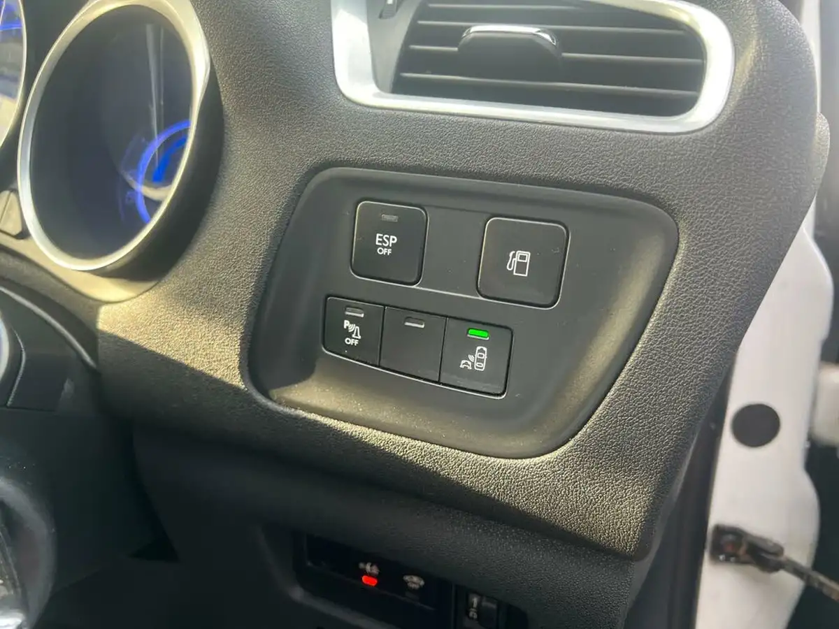 2012-citroen-ds4-16-dsport-big-13