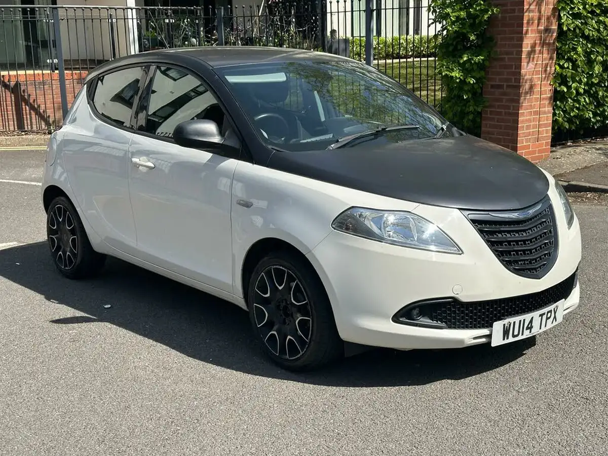 2014-chrysler-ypsilon-12-s-big-0