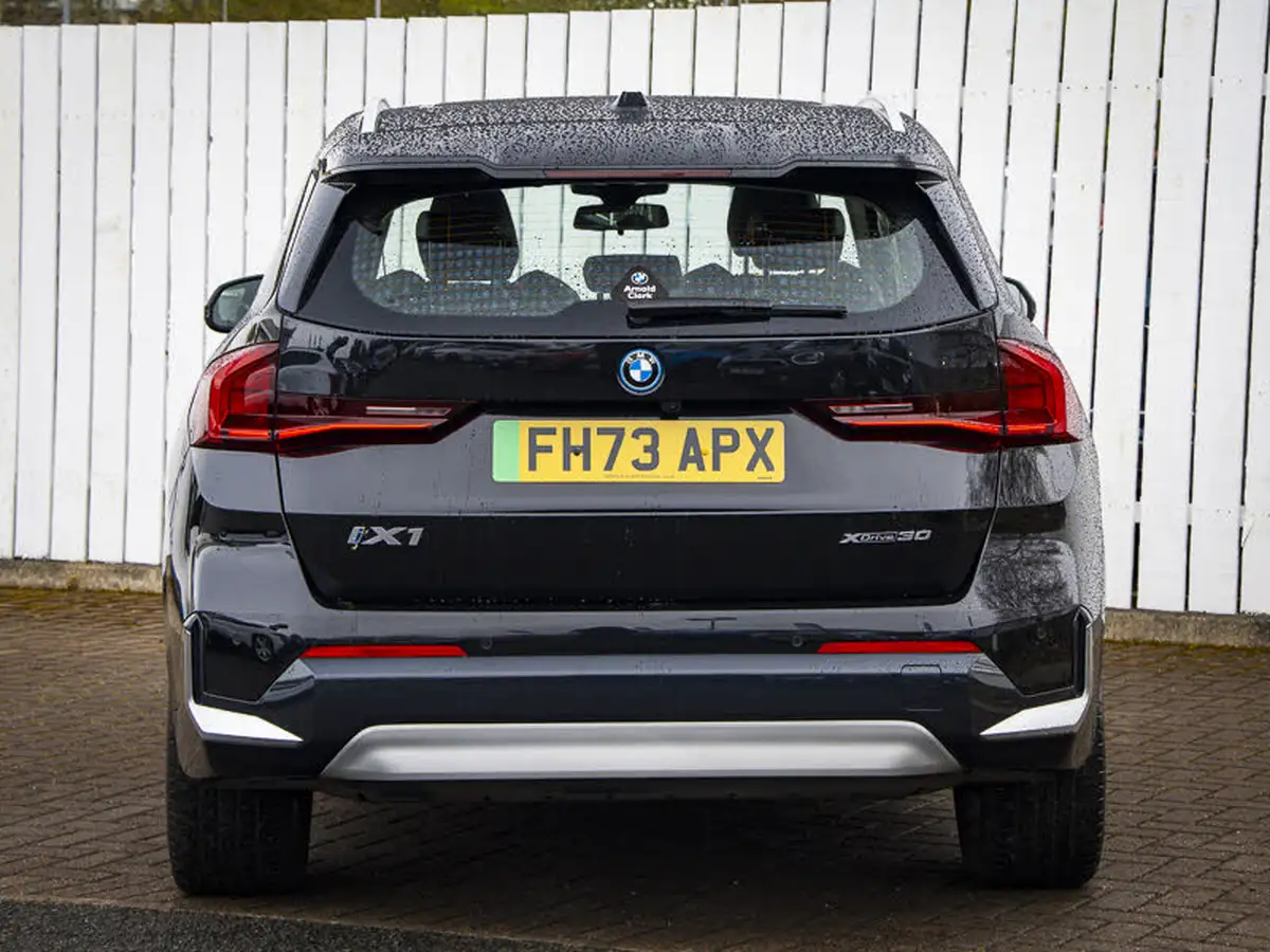 2023-bmw-ix1-e-xdrive30-xline-big-14