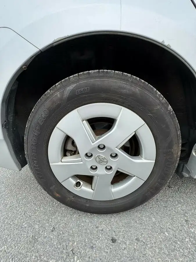 2010-toyota-prius-big-9