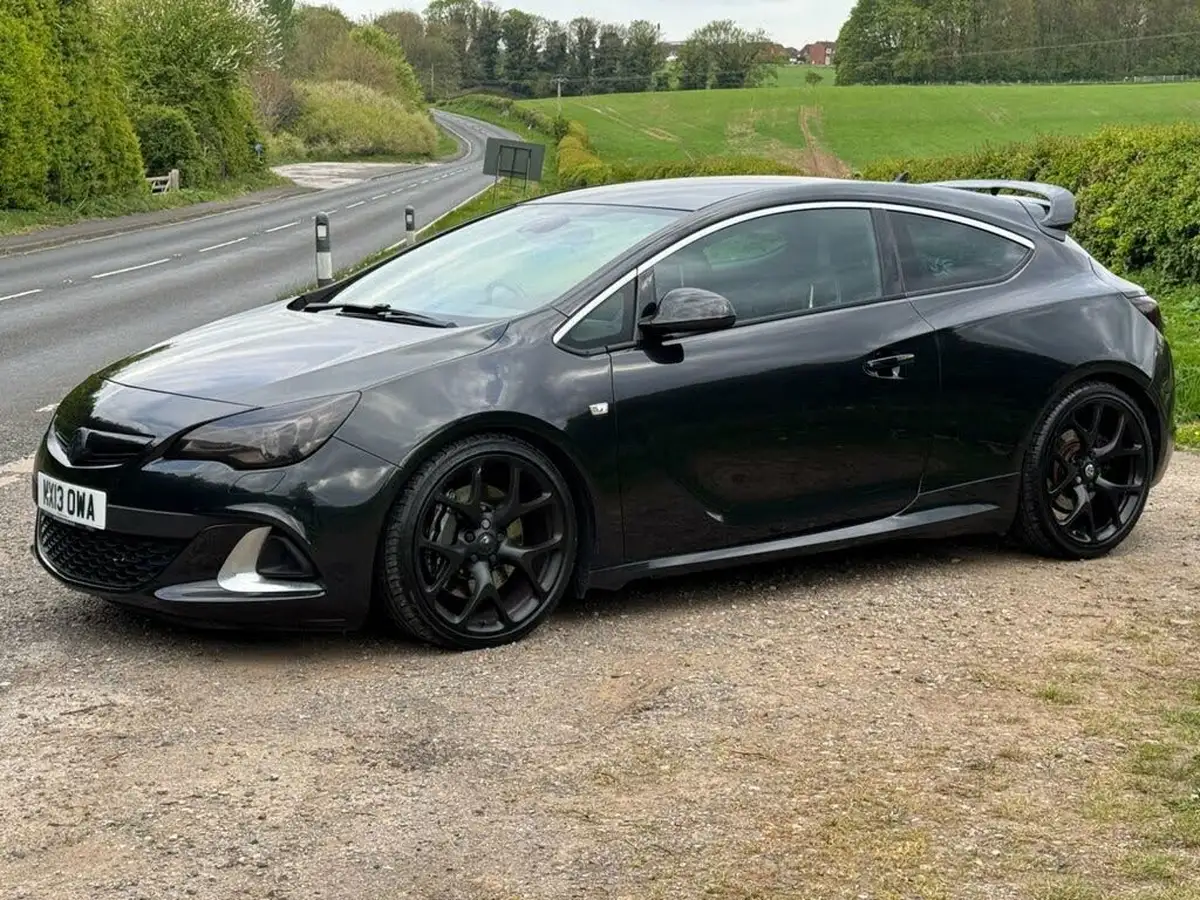 2013-vauxhall-astra-20-vxr-big-19