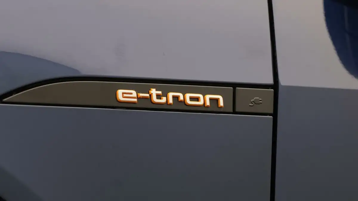 2021-audi-e-tron-55e-s-line-sportback-big-20