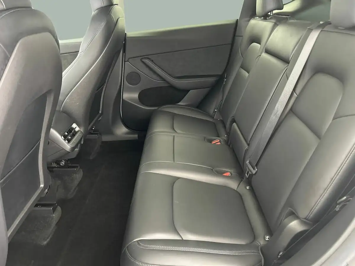 2022-tesla-model-y-e-long-range-big-12