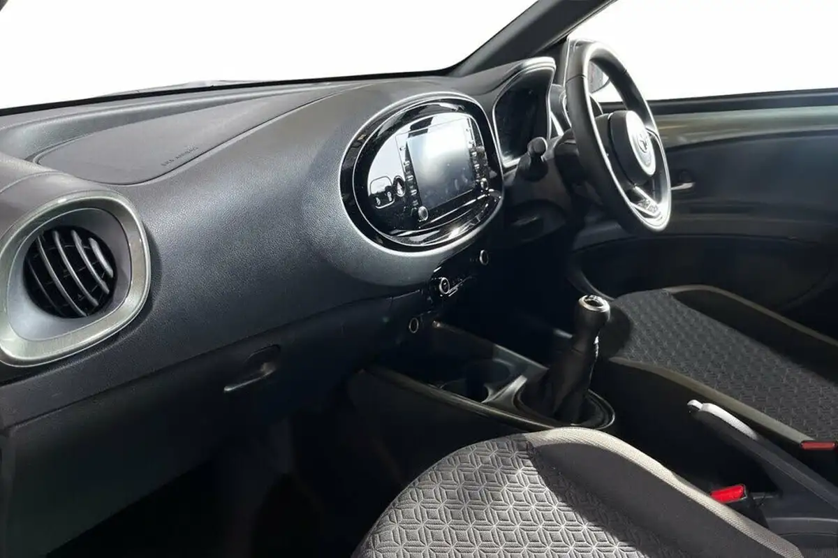 2023-toyota-aygo-x-10-vvt-i-edge-big-8