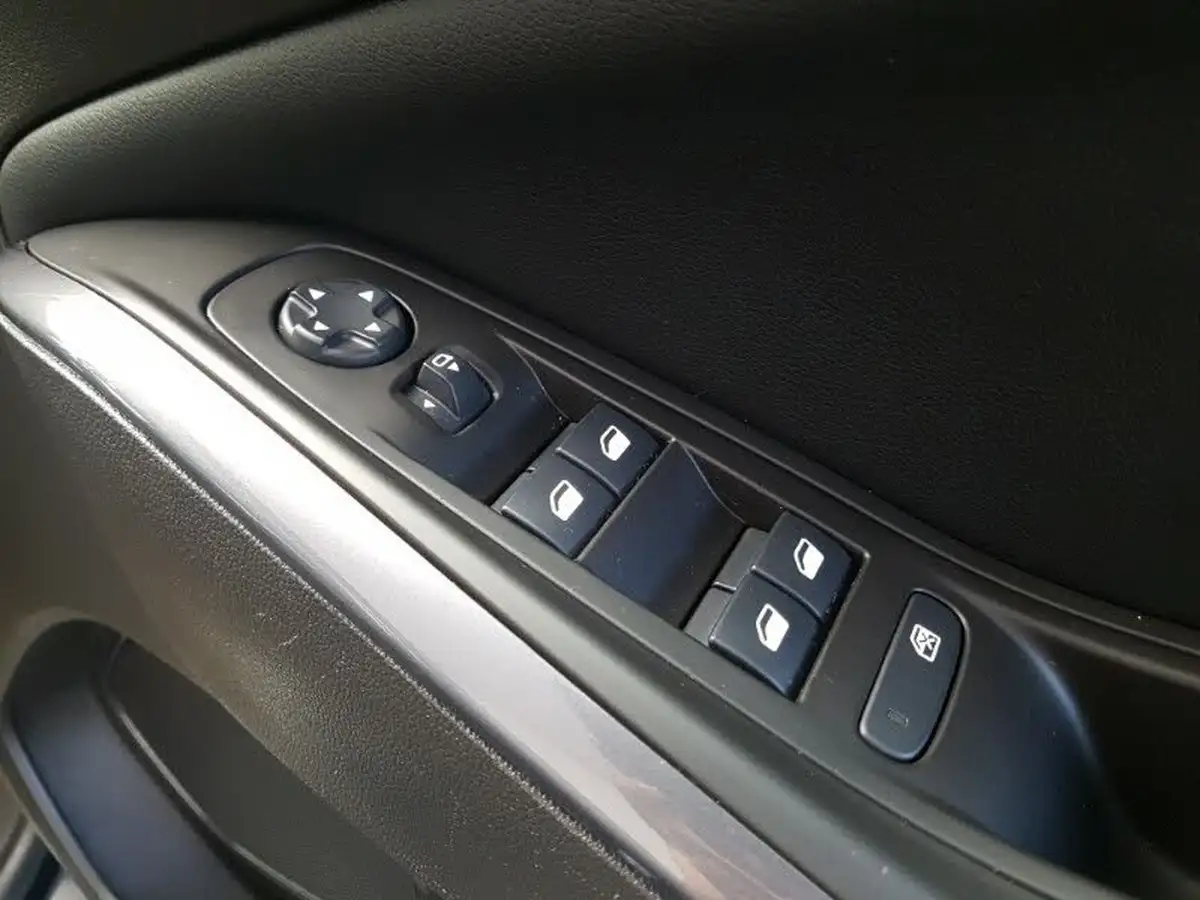 2019-vauxhall-grandland-x-12-elite-nav-big-18