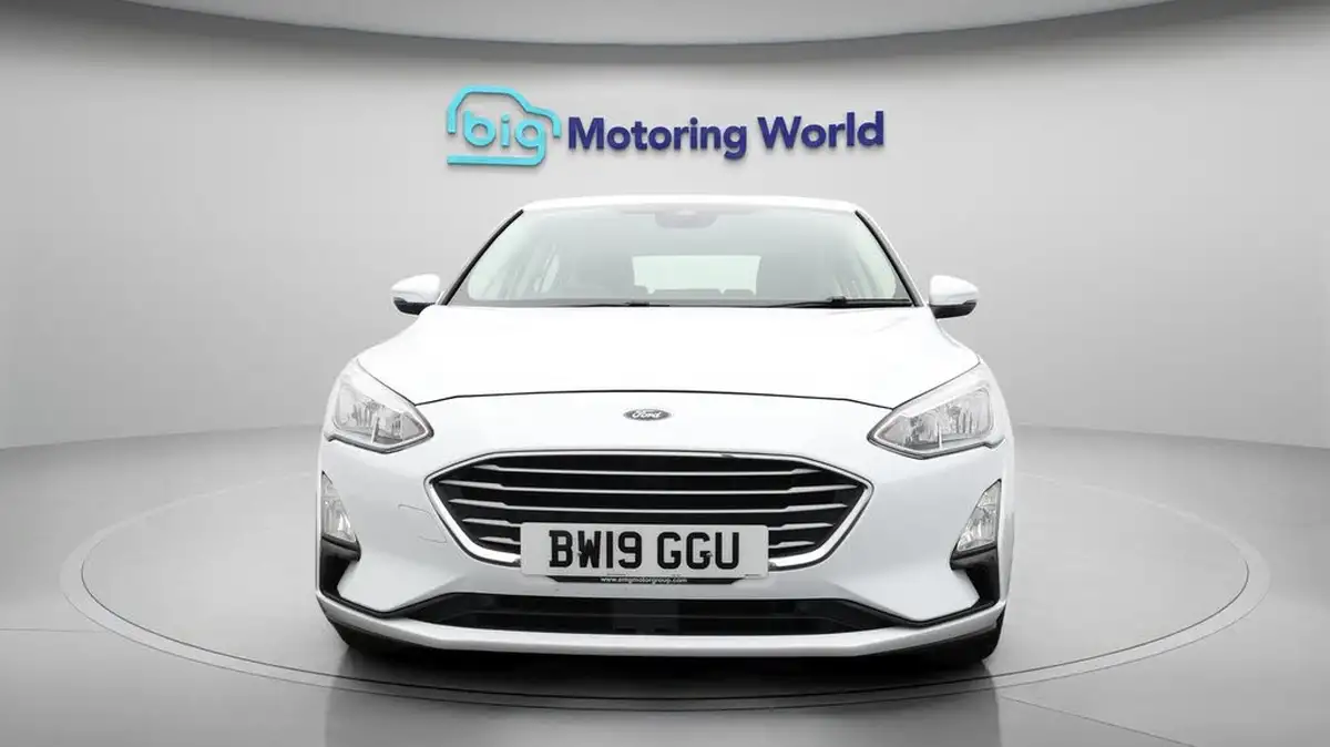 2019-ford-focus-15-zetec-120ps-hatchback-big-2