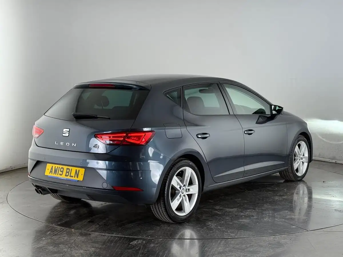 2019-seat-leon-20-tsi-fr-hatchback-big-3