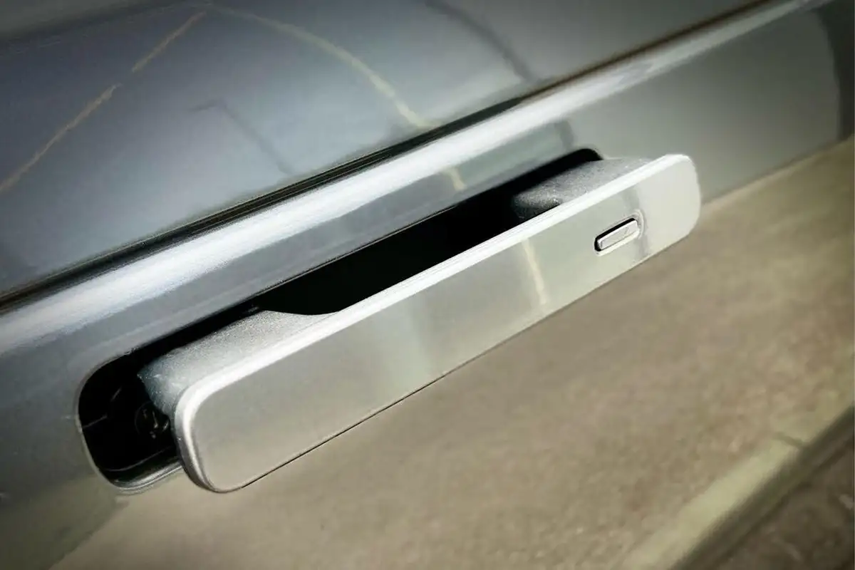 2021-land-rover-range-rover-velar-big-25
