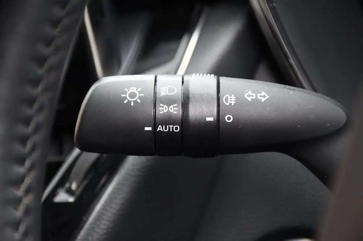 2020-toyota-corolla-18-vvt-i-icon-tech-spare-wheel-touring-sports-5d-big-23