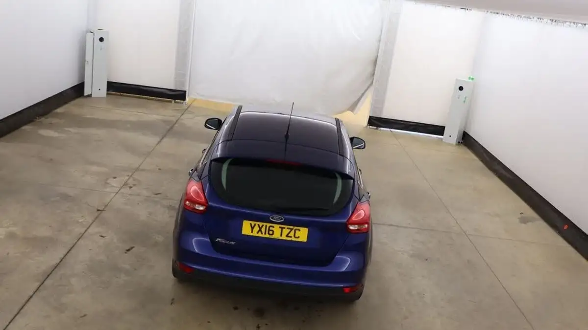 2016-ford-focus-16-titanium-hatchback-big-16