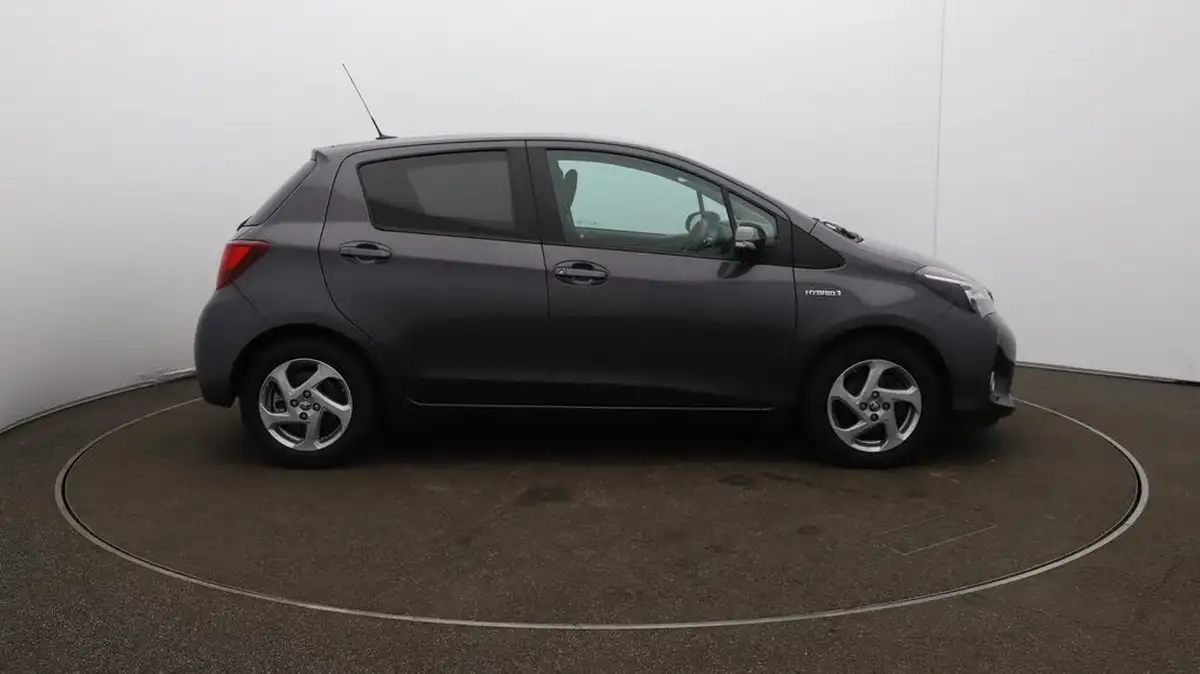 2017-toyota-yaris-15-vvt-i-icon-hybrid-big-49