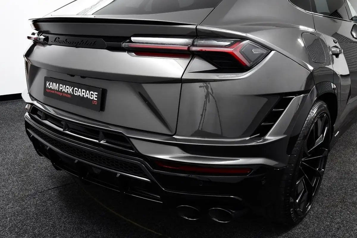 2024-lamborghini-urus-40-no-trim-big-12