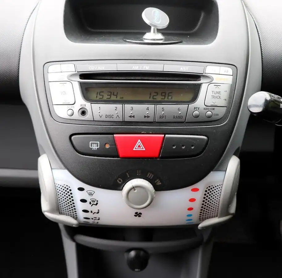 2010-peugeot-107-10-urban-5d-2-tronic-big-22