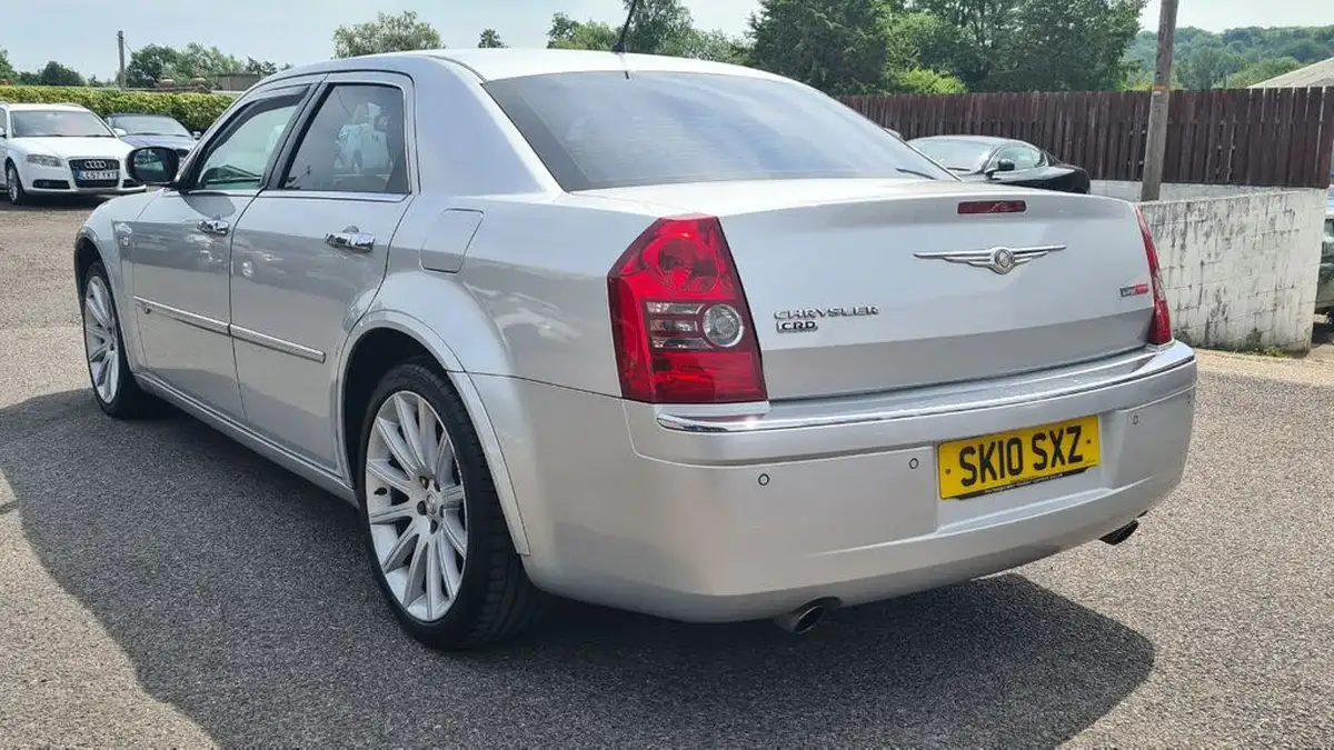 2010-chrysler-300c-30td-srt-design-saloon-4d-big-2