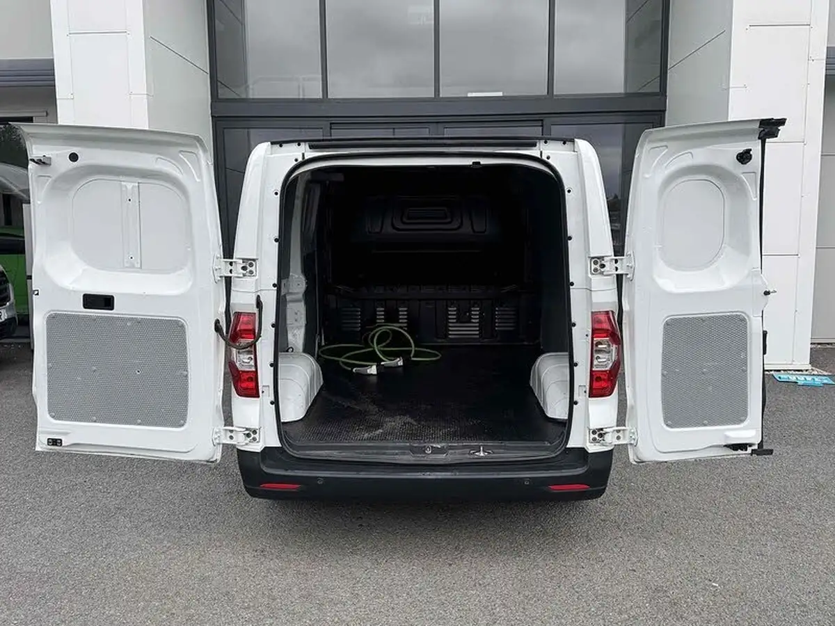 2021-maxus-e-deliver-3-e-l2h1-525kwh-platform-cab-big-16