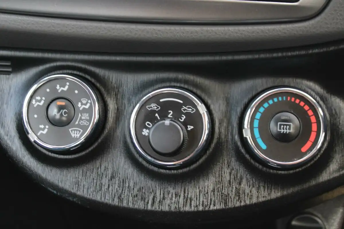 2012-toyota-yaris-133-tr-vvt-i-5d-big-18