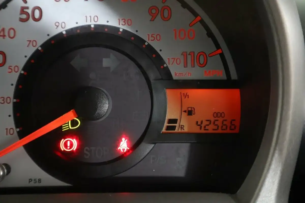 2013-peugeot-107-10-active-3d-big-14