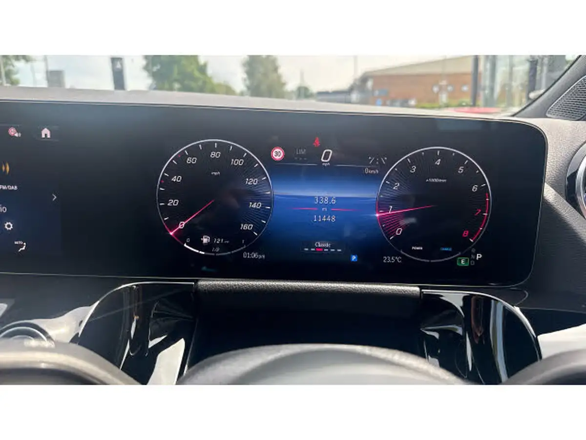 2024-mercedes-benz-gla-class-13-gla-200-amg-line-executive-big-17