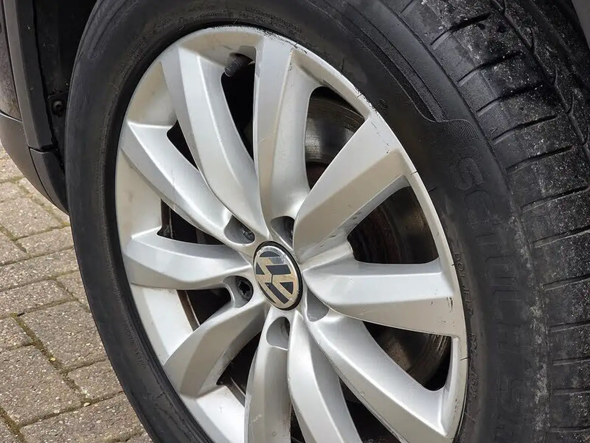 2015-volkswagen-tiguan-20tdi-match-150ps-4wd-bmt-dsg-big-10