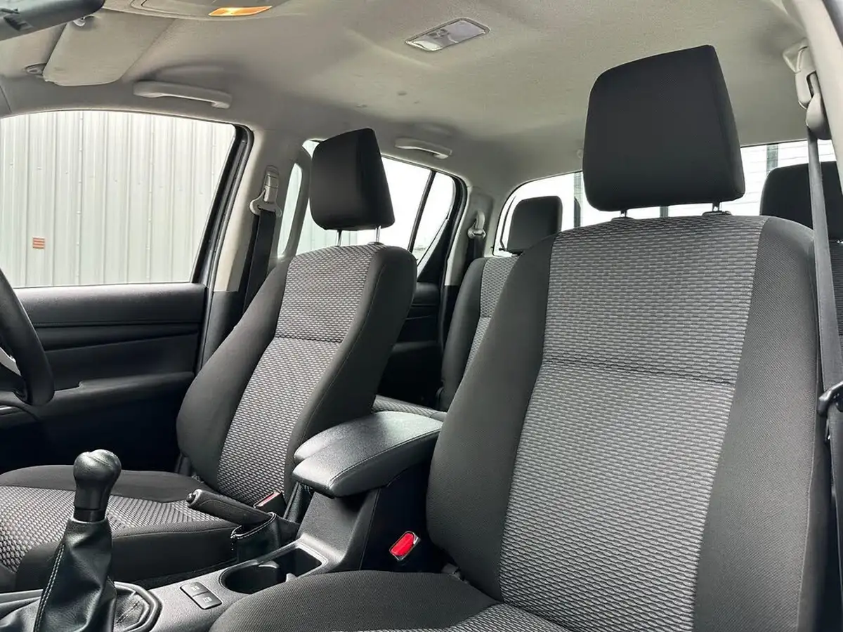 2019-toyota-hi-lux-24d-4d-active-150hpeu6dt-e-32t-double-pick-up-big-9