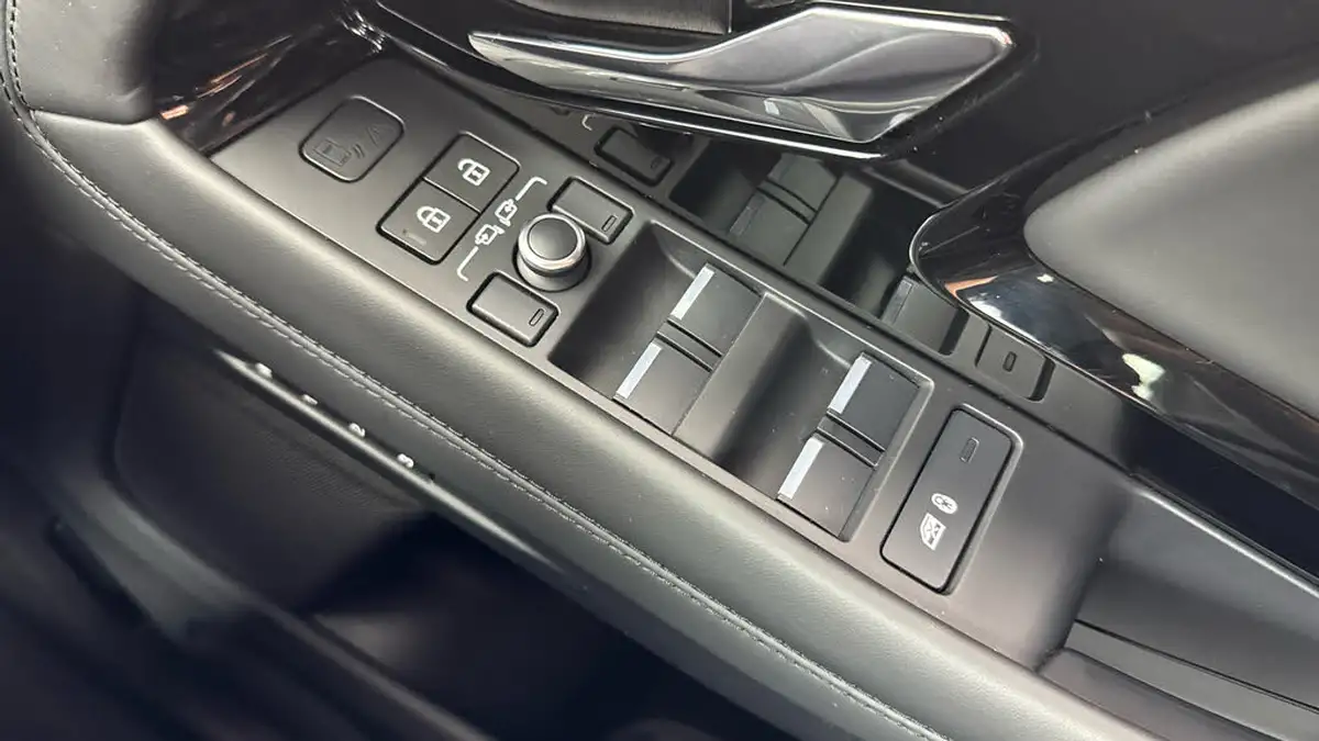 2021-land-rover-range-rover-evoque-20-p300-r-dynamic-hse-big-24