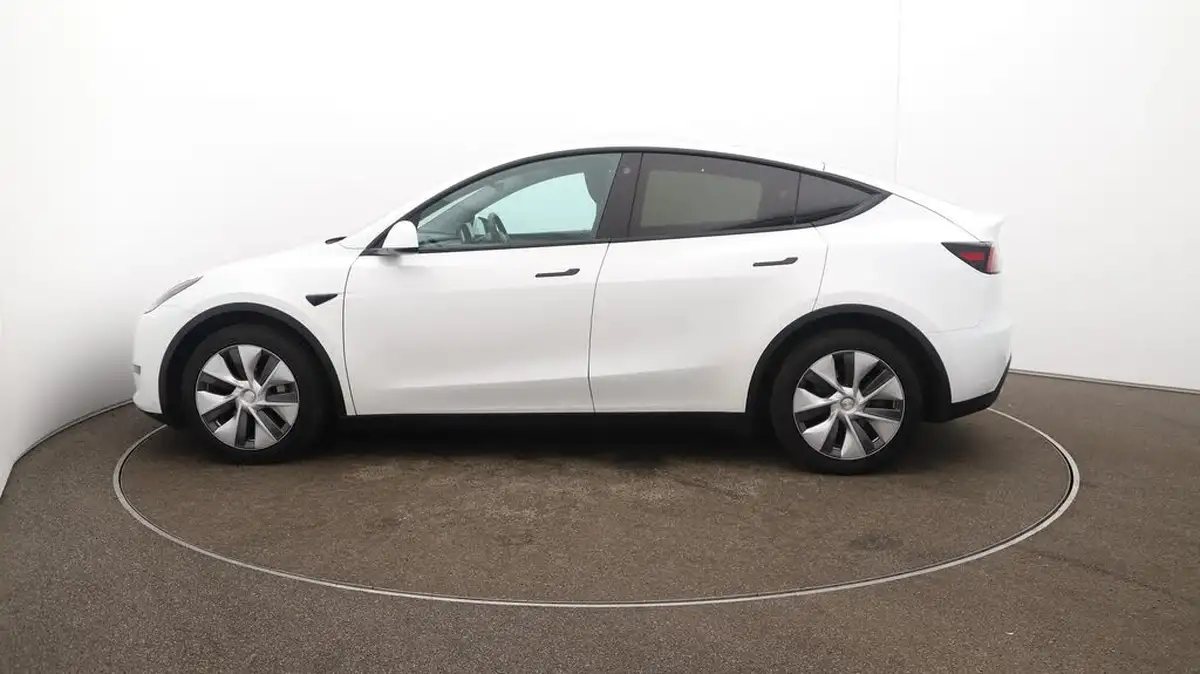 2022-tesla-model-y-e-long-range-big-66