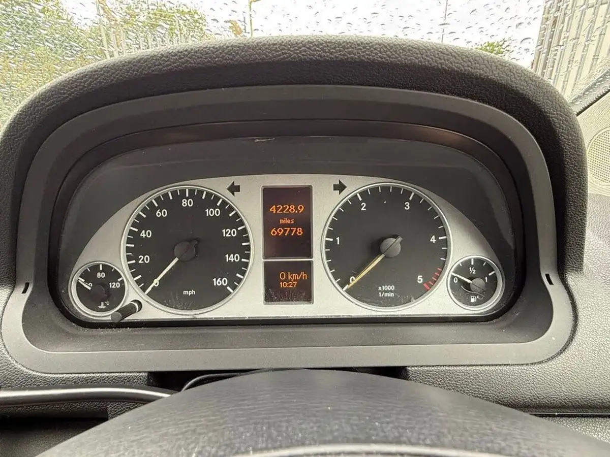 2012-mercedes-benz-a-class-20td-a180-avantgarde-se-cvt-big-23