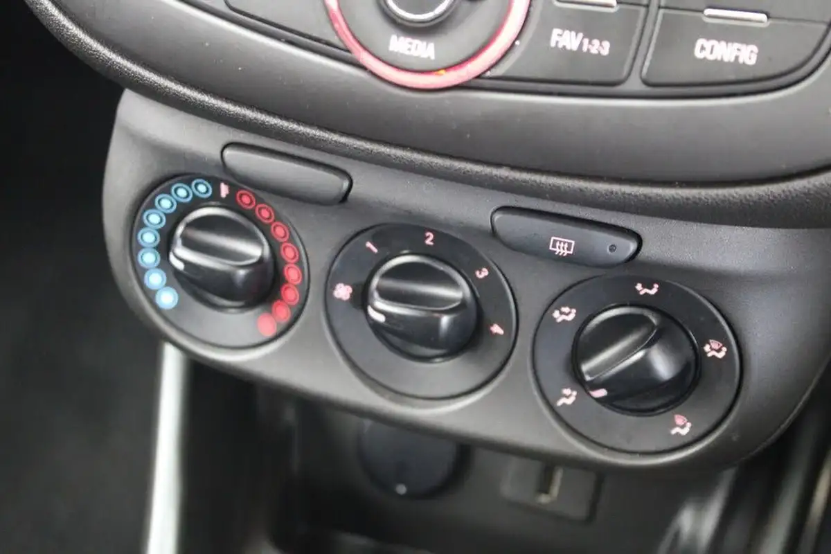 2015-vauxhall-corsa-14-sting-3d-big-28