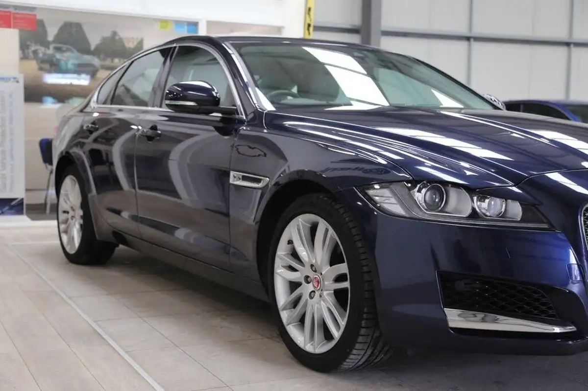 2017-jaguar-xf-20i-portfolio-200ps-saloon-4d-1999cc-big-4