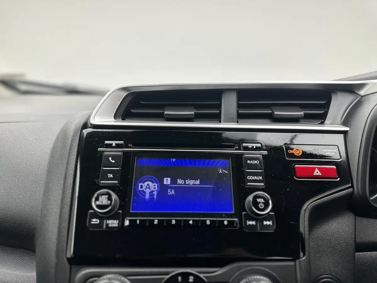 2015-honda-jazz-13-i-vtec-s-big-43