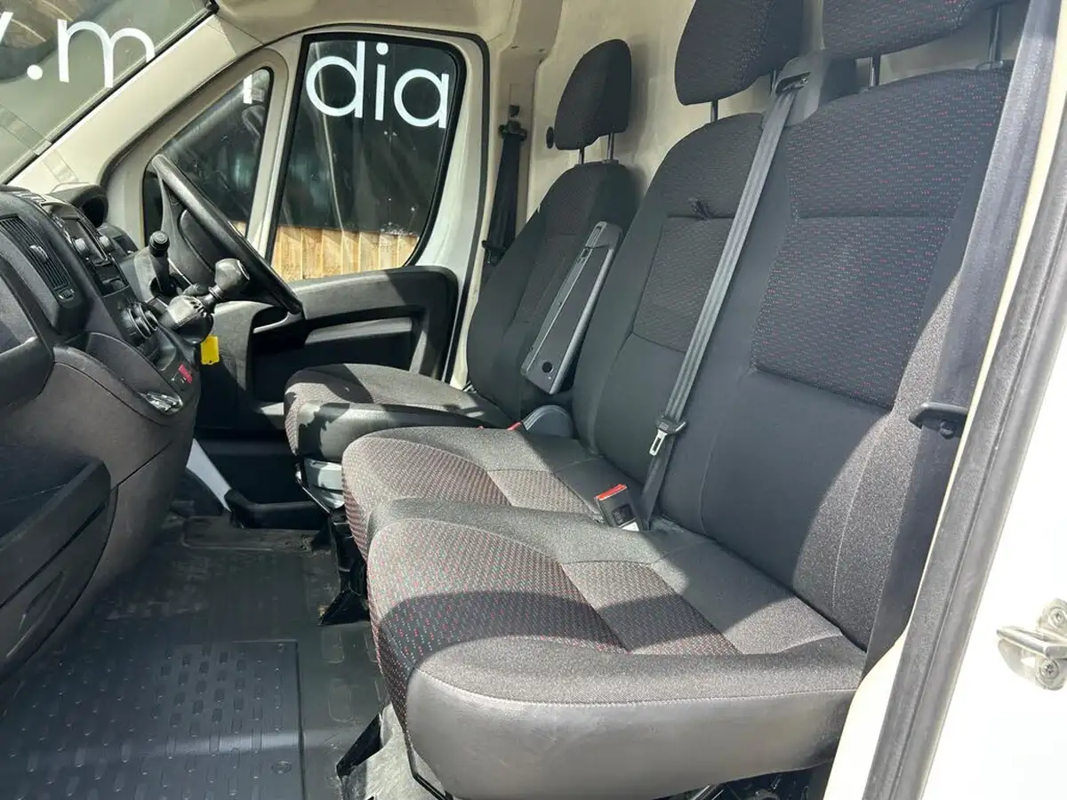 2020-citroen-relay-22bluehdi-35-l3h2-driver-big-22