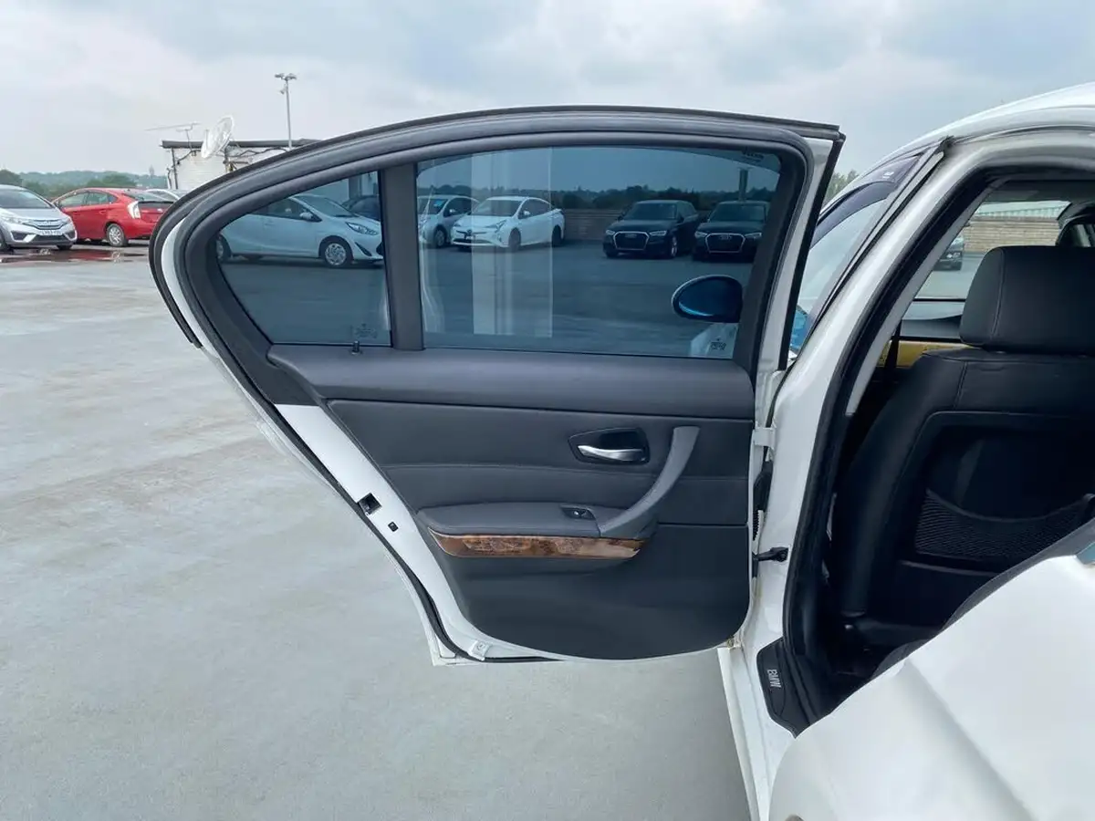 2009-bmw-3-series-big-36