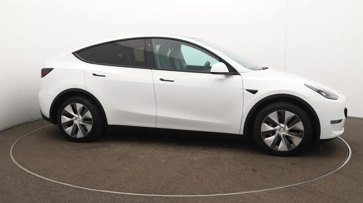 2023-tesla-model-y-e-long-range-big-47