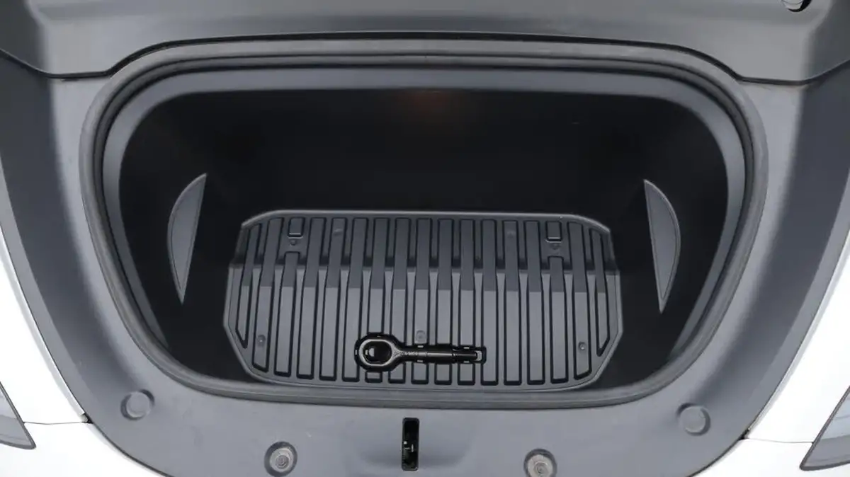 2023-tesla-model-y-e-long-range-big-19