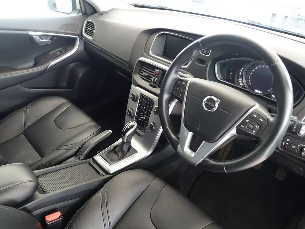 2016-volvo-v40-20td-d3-inscription-geartronic-big-2