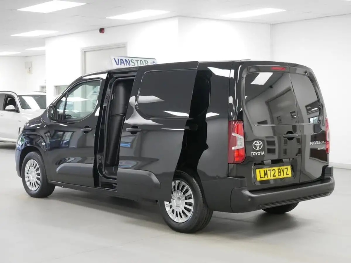 2022-toyota-proace-city-e-icon-l2-big-23