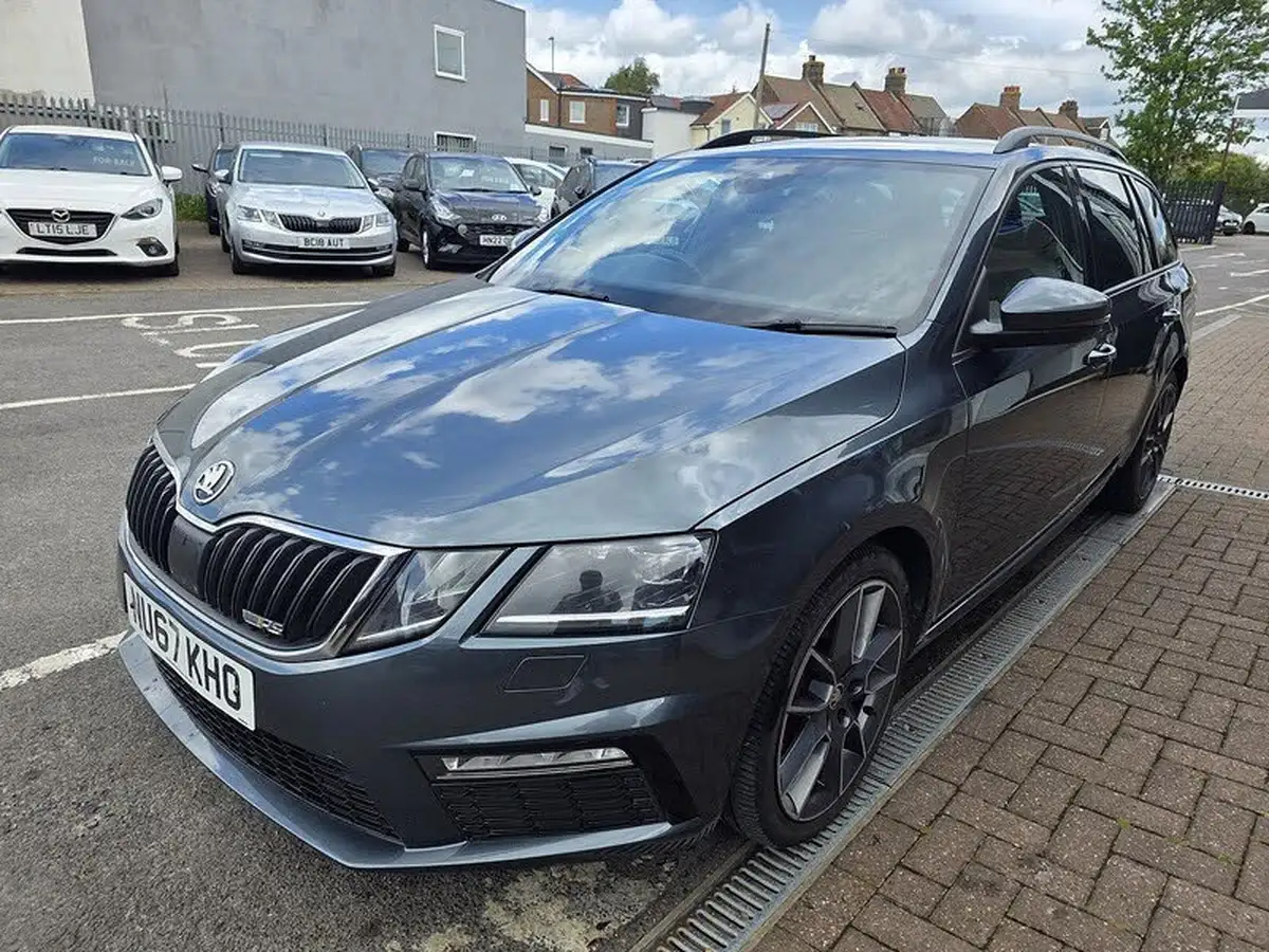 2017-skoda-octavia-20tdi-vrs-estate-big-2