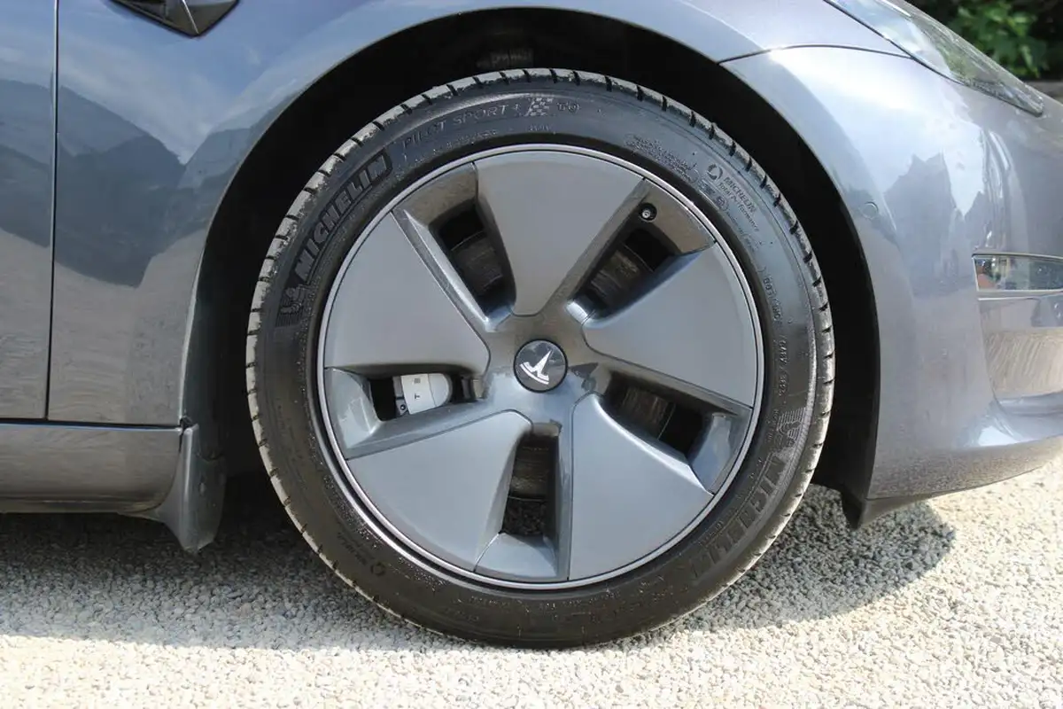 2020-tesla-model-3-e-long-range-big-14
